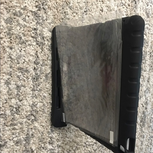 iPad rubber Cary case!! No worries!! Durable!! - Picture 9 of 10